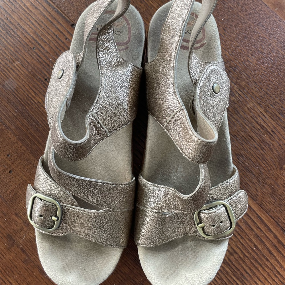 Dansko Gold Sandals EUC Size 39
